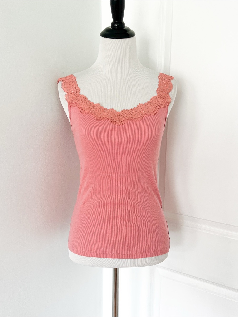 Uniqlo Coral Lace-Trim Ribbed Camisole - Medium